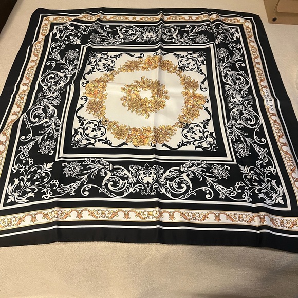 Like new Versace scarf - Picture 2 of 5